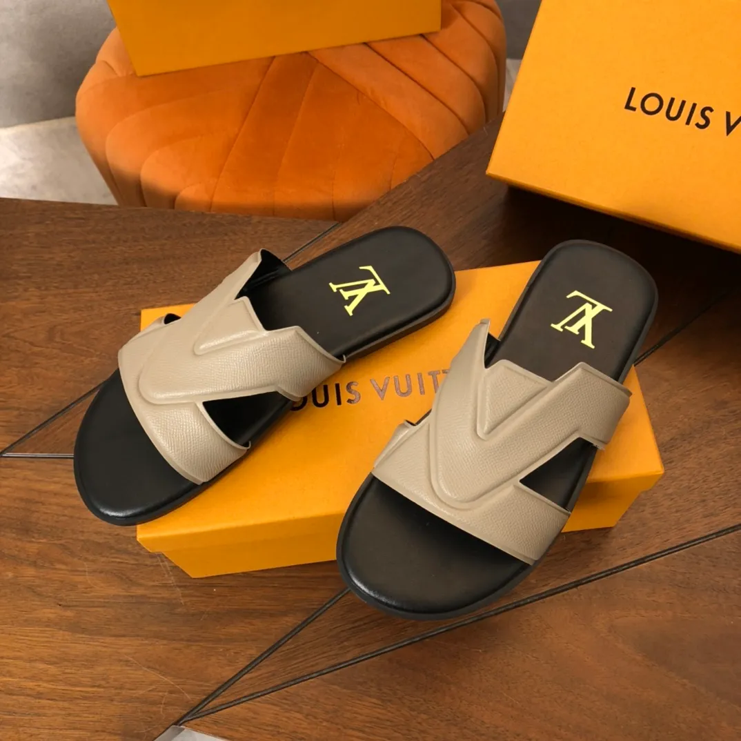 Factory price: 270💰LV counters are selling new brand luxury men's slippers, casual, loose and comfortable. The must-have model in the picture above [Happy][Happy], multiple colors available Size: 38-44, customized 45